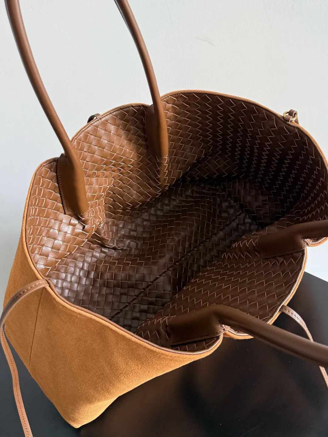 Batch 2660 Bottega Veneta 2025 new product PINACOTECA bag, iconic weaving process, skillfully crafted with 10mm Intrecciato process and equipped with suede lining. Four small strips of leather add character to the design and make the bag more stable. Relaxed yet sophisticated, casual yet refined, suede lining and double-sided design, suitable for shoulder and hand carry. The four straps can be adjusted into different shapes. One pack can be switched between two uses, easily integrating into your daily rhythm. Style number: 817166 Size: 43*23*17.5cm